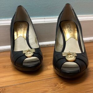 Gently worn MICHEAL MICHAEL KORS SIZE 6